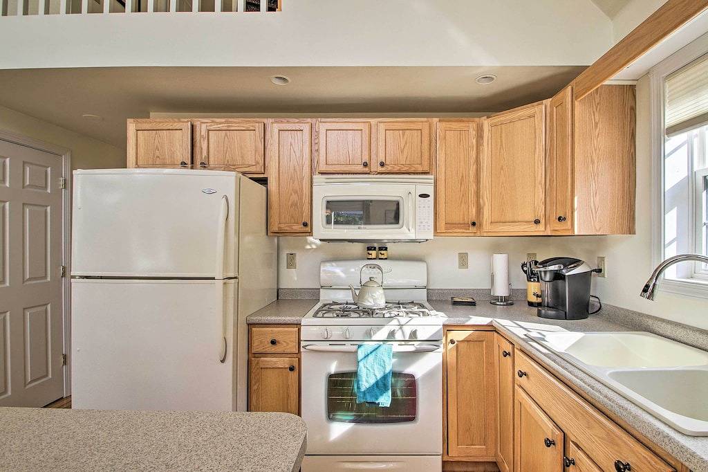Pet-Friendly Home w/ Hot Tub Near Cranmore! in Conway, New Hampshire