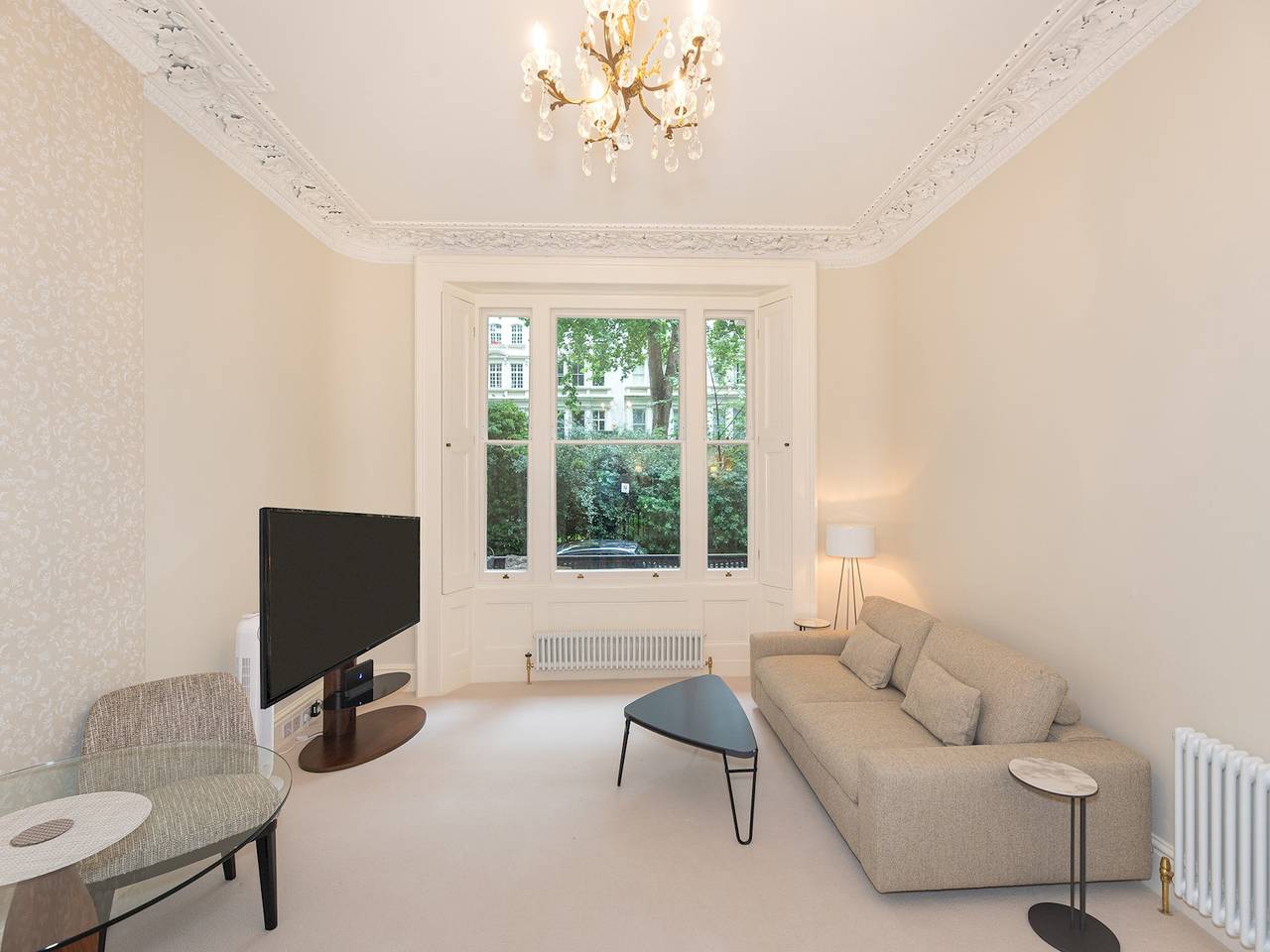 Entire apartment, Bright and Spacious Studio, Knightsbridge, London - Pass the Keys in London, South East England