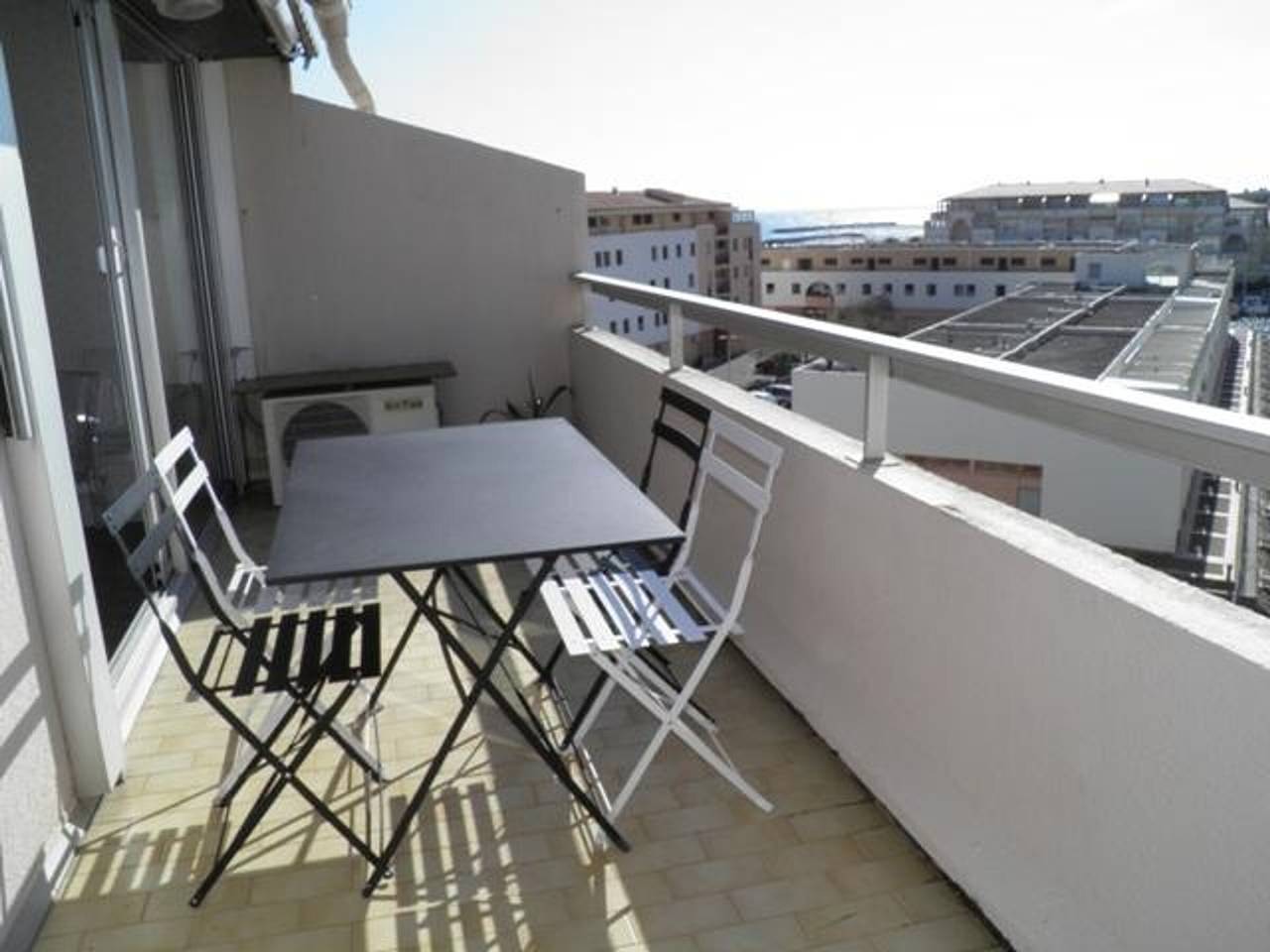 Entire apartment, Charming mezzanine apartment, terrace, parking and air conditioning in Sète in Sete, Mediterranean Coast (France)