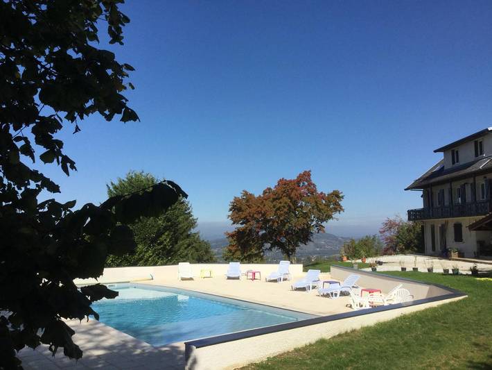 Gîte pour 4 personnes, avec jardin ainsi que terrasse et piscine, animaux acceptés