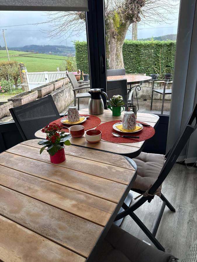Chambre d’hôte pour 2 personnes, avec vue ainsi que jardin et piscine, animaux acceptés dans la Loire - 3