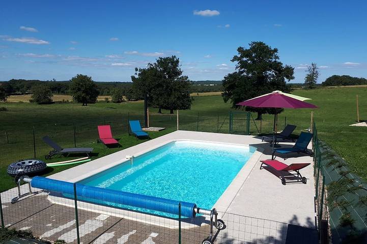 Gîte pour 12 personnes, avec terrasse et jardin à Vailhourles