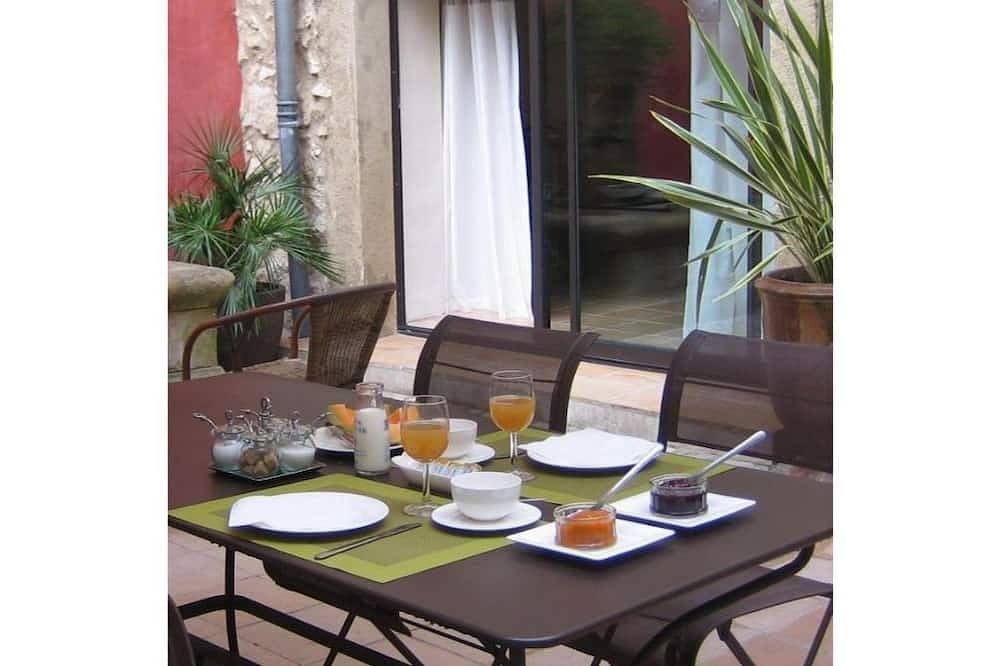 Entire apartment, B&B Villa des Muses in the heart of a village in Provence in La Roque-d'Anthéron, Aix-en-Provence region