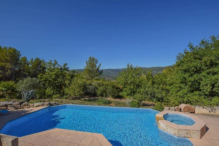 Villa Colombes, large, secluded property with infinity pool and gated gardens in Draguignan, Draguignan Region