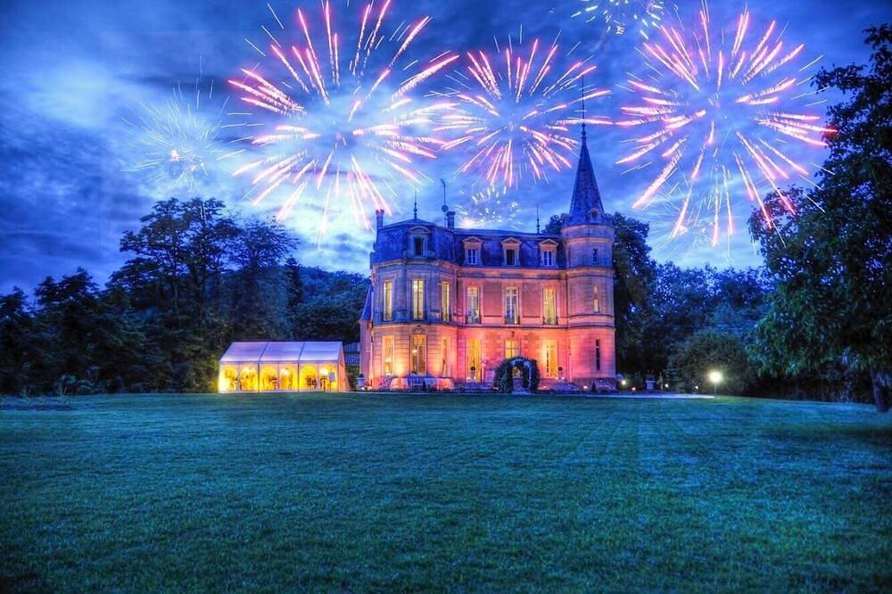 Chateau Lena con espectacular piscina y vistas panorámicas! in Clairac, Región de Marmande