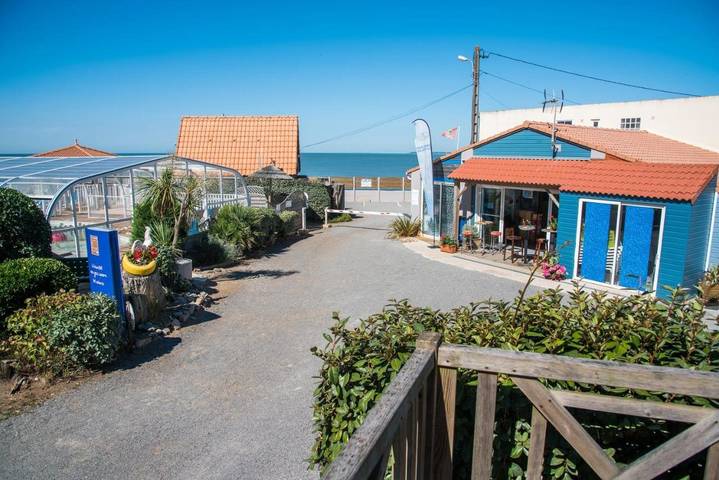 Camping pour 6 personnes, avec Terrasse et Jardin ainsi que Piscine et Sauna à Saint-Michel-Chef-Chef