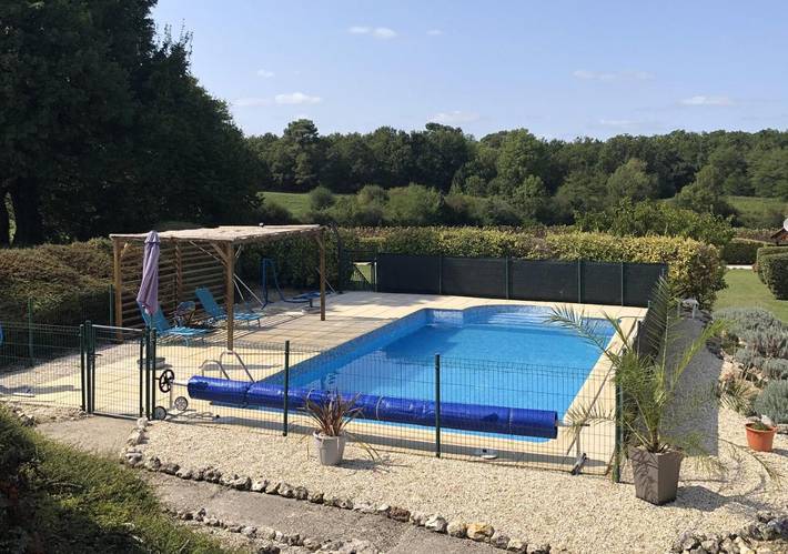 Location de vacances pour 2 personnes, avec Terrasse ainsi que Jardin et Piscine à Courgeac