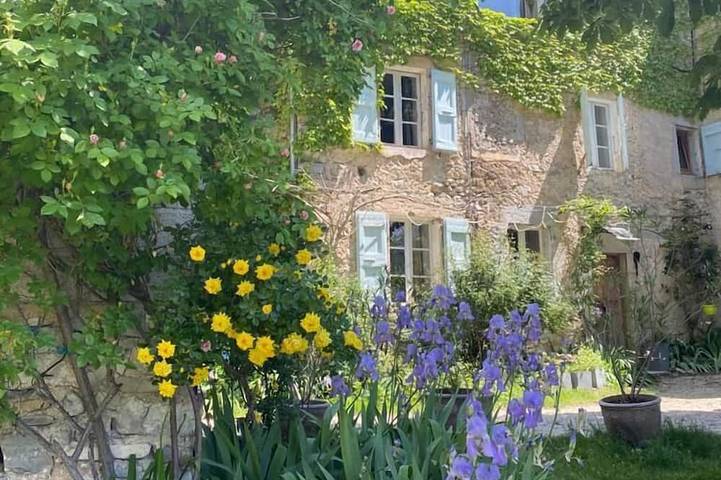 Location de vacances pour 6 personnes, avec jacuzzi ainsi que terrasse et jardin à Romeyer