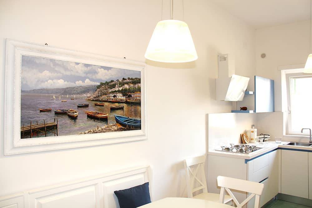 Entire apartment, Bright central apartment 2 floor elevator, harbor front, 100 mt. beach in Anzio, Lazio