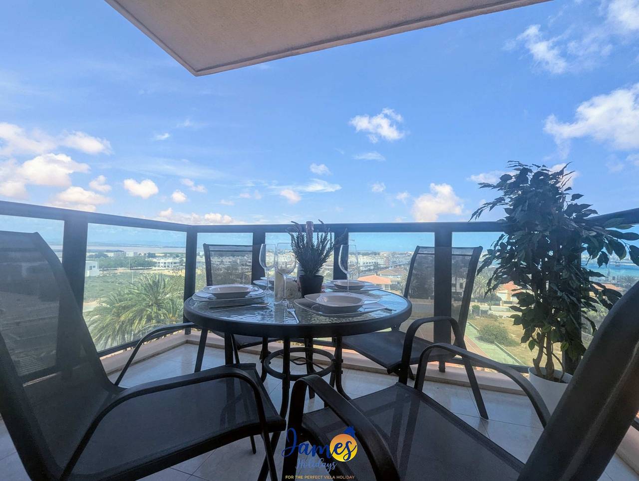 Entire apartment, Beachside Apart with Stunning Sea Views in Mar Azul Torrevieja, Torrevieja