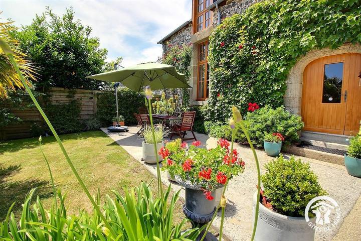 Gîte pour 6 personnes, avec jardin ainsi que terrasse et piscine à Morieux - 2