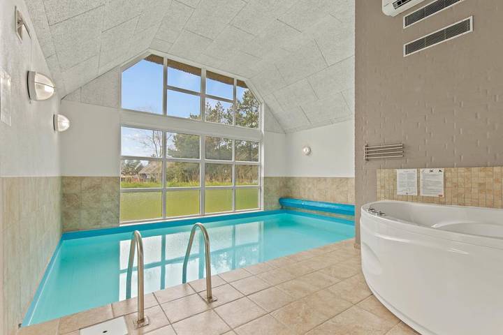 Ferienhaus für 12 Personen, mit Balkon/Terrasse und Whirlpool sowie Terrasse und Pool in Blavand - 2