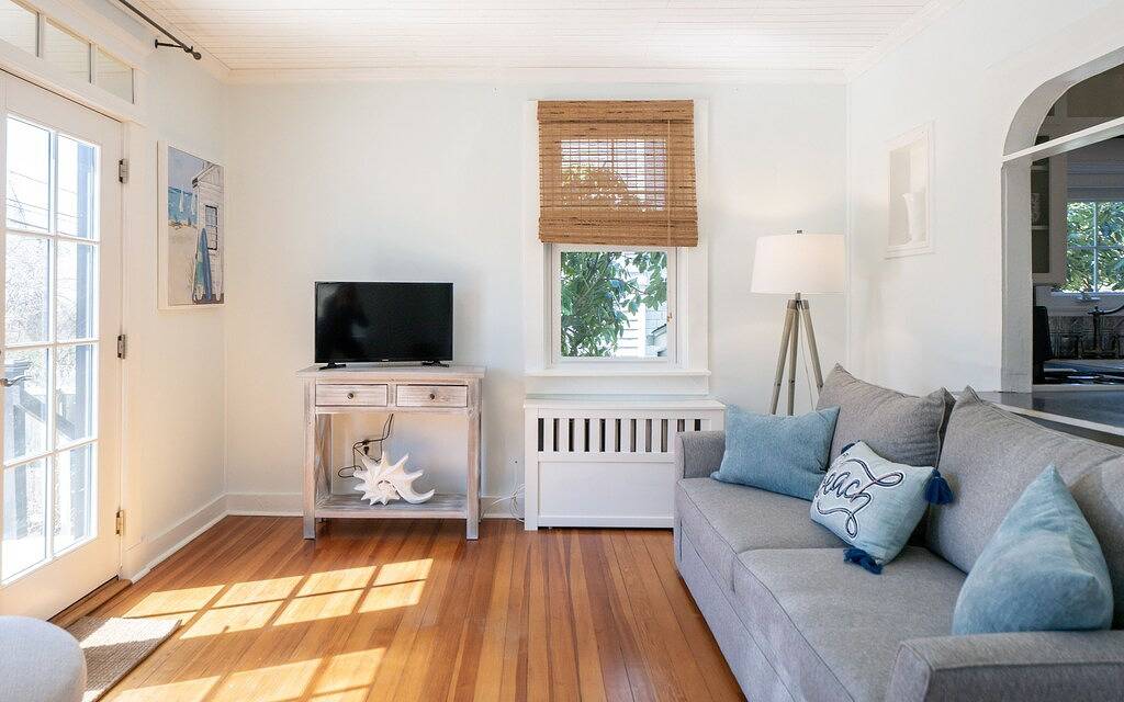 Walk to Beach/Cliff Walk! Fantastic Location! Winter Rentals! Fenced yard! Pets! in Middletown, Newport County