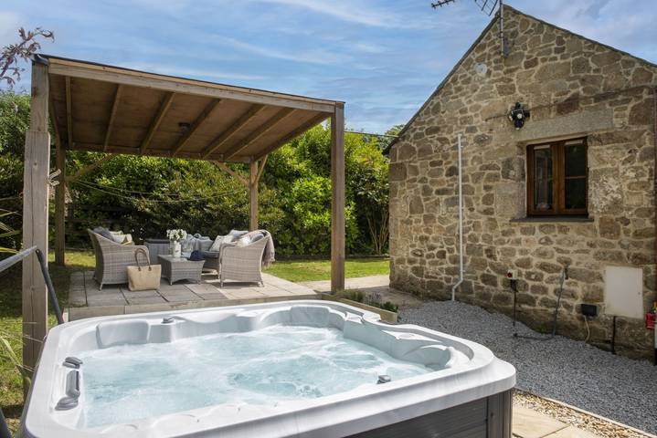 Barn for 4 people, with hot tub and garden in Cornwall