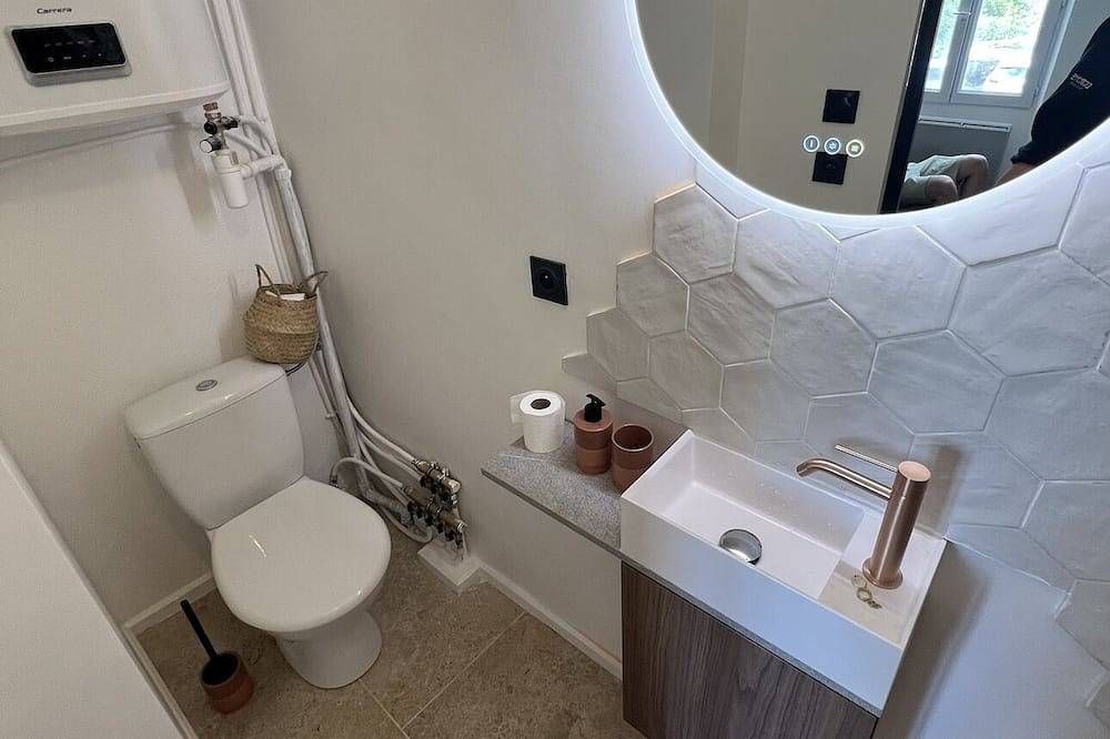 Entire apartment, Grand Studio Rénové Avec Chambre en Mezzanine in La Crau, Toulon region
