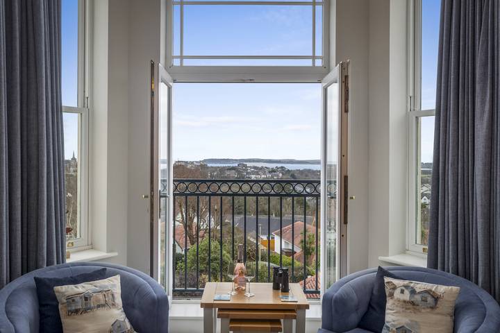 Holiday rental for 4 people, with ocean view and view as well as pool in Tenby