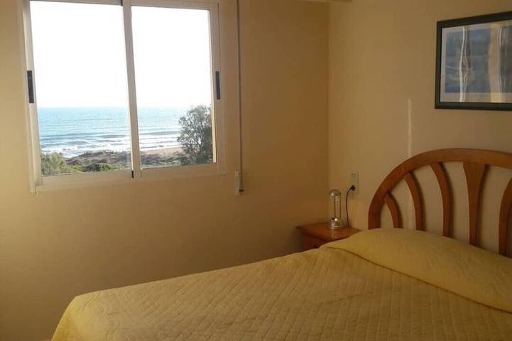 Appartement entier, Apartment directly on the dune beach with pool, fantastic sea view, Wifi in Platja de Terranova (Piles), Piles