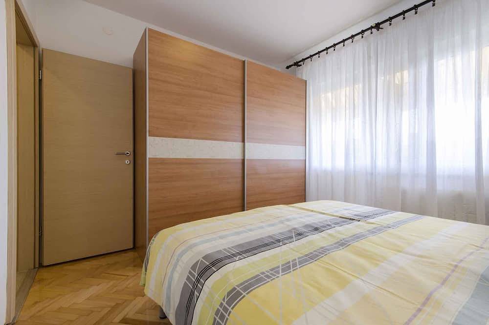 Entire apartment, Holiday apartment with balcony and air conditioning in Rovinj, Rovinj region