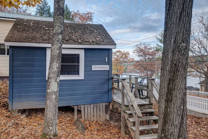 Log cabin for 2 people, with balcony and yard, with pets in Lake Winnipesaukee