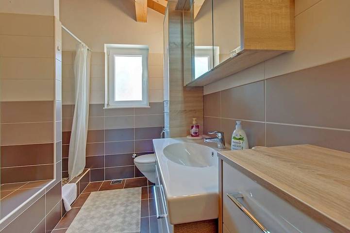 Ganze Wohnung, Ferienwohnung Rose mit großem beheiztem Pool 50m2 und Meerblick in Nerezine auf der Insel Lošinj in Nerezine, Lošinj (Kvarner Bucht)