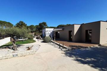 Location de vacances pour 8 personnes, avec jacuzzi et jardin à Nages-et-Solorgues