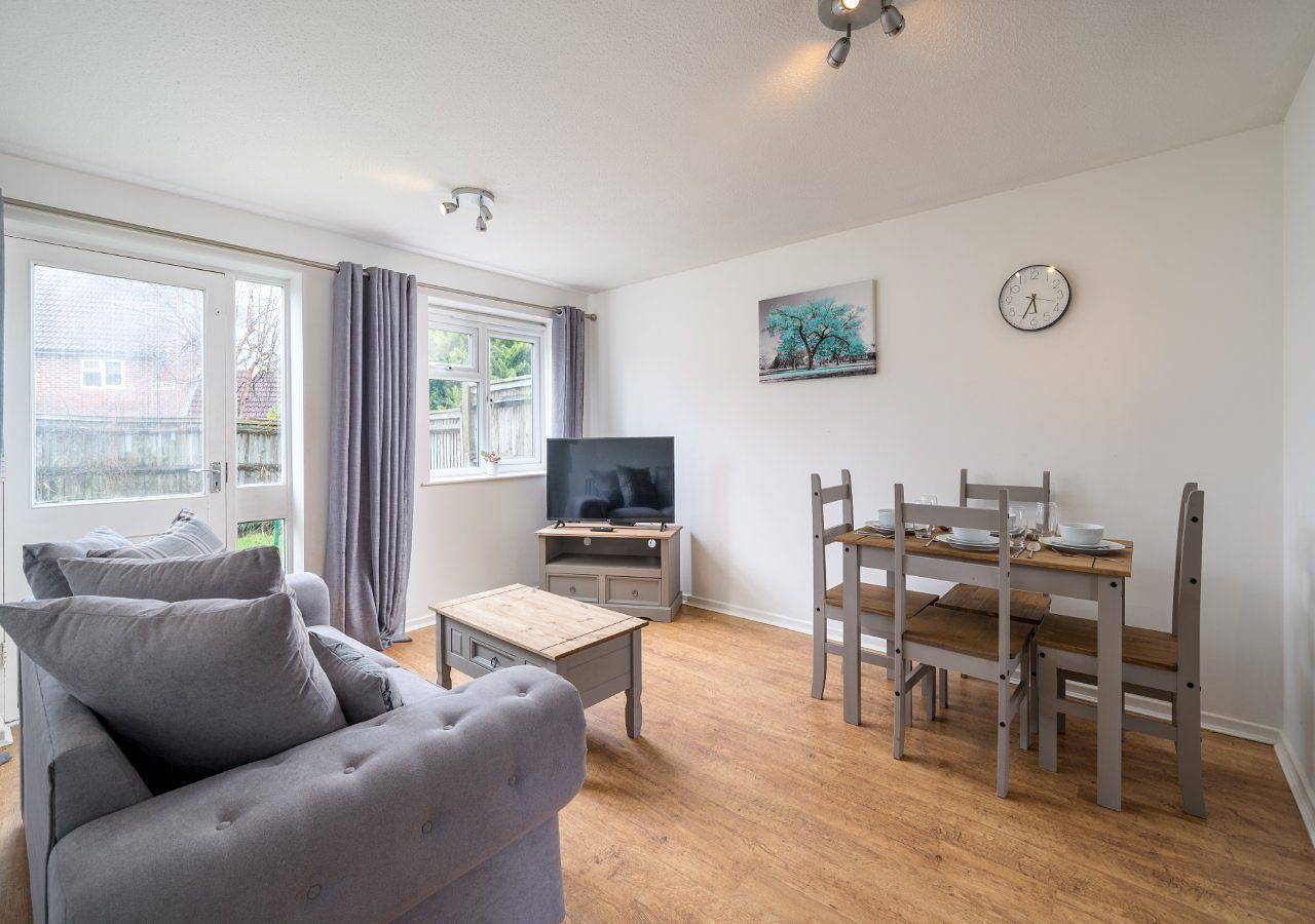Ganze Ferienwohnung, 1 Bedroom w/ Garden & Parking Near Gatwick Airport in Crawley, West Sussex