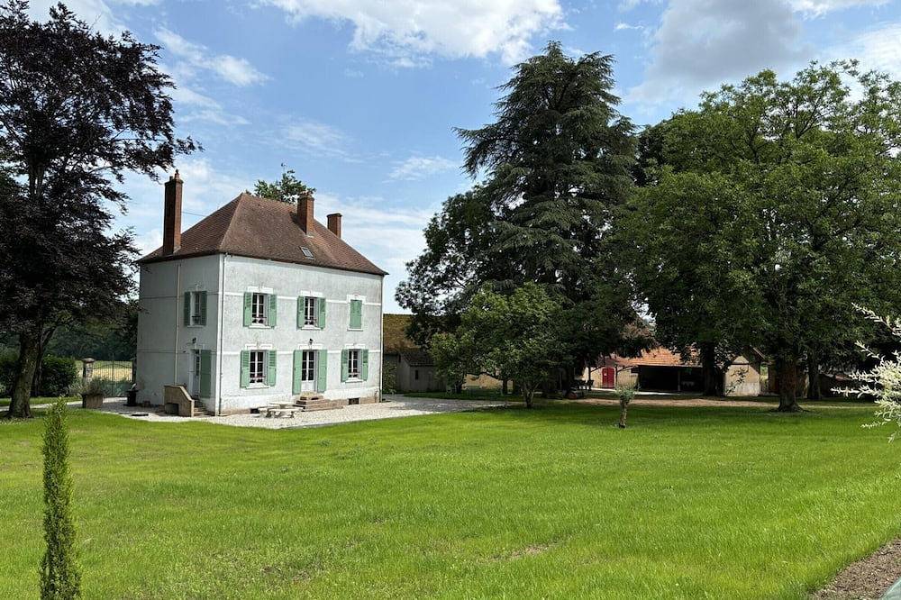 Maison Bourgeoise 1830 avec Spa et Jeux, Animaux Acceptés in Jaligny-sur-Besbre, Région de Vichy