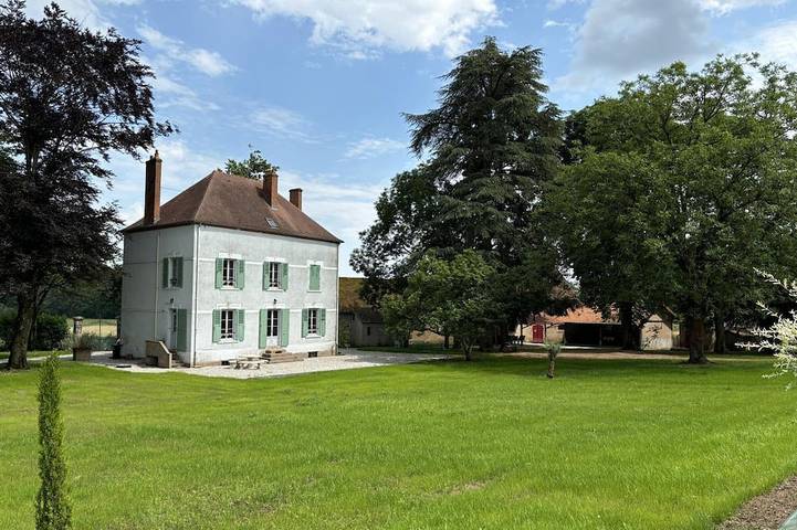 Gîte pour 8 personnes, avec Jacuzzi ainsi que Terrasse et Jardin à Jaligny-sur-Besbre