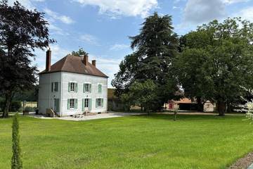 Gîte pour 8 personnes, avec jacuzzi et jardin à Jaligny-sur-Besbre