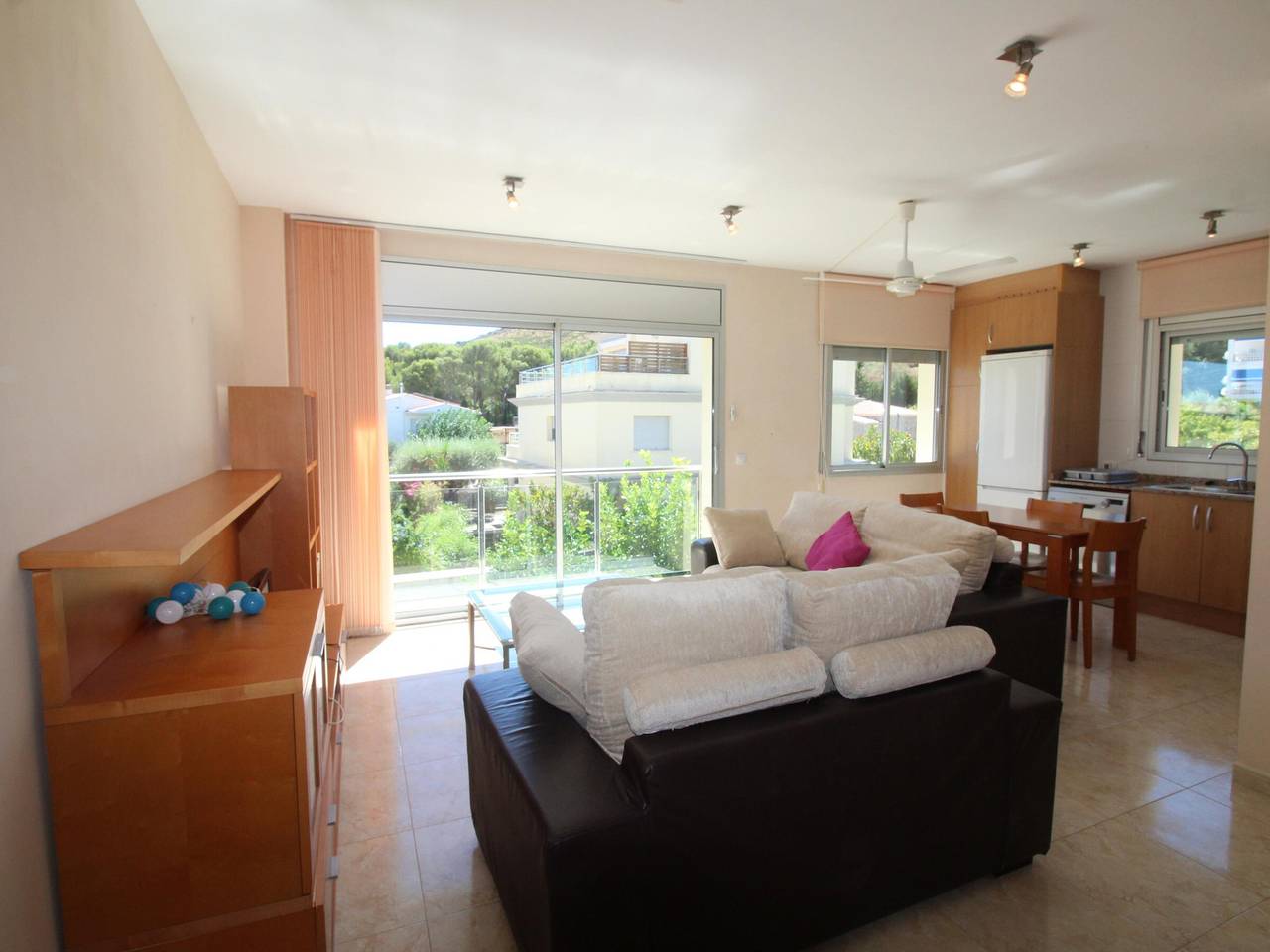 Apartamento entero, Moderno apartamento con piscina, jardín, cerca de la playa, ciudad y rutas de senderismo in Llansá, Alt Empordà