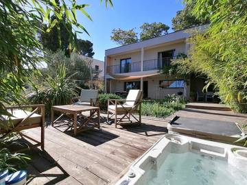 Location de vacances pour 6 personnes, avec vue et jardin, animaux acceptés à Villeneuve-lès-Avignon