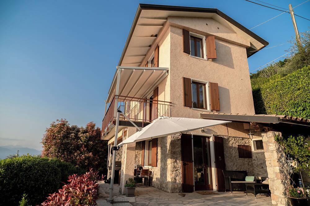 Incantevole Vista Lago Di Garda, immersa nel verde, Wi-Fi e Aria Cond. inclusi in Torri del Benaco, Prealpi Gardesane