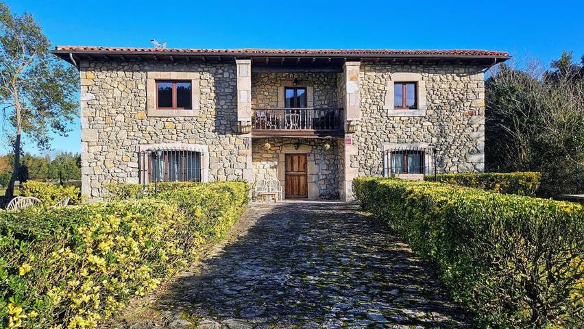Casa rural para 10 personas, con Balcón además de Terraza y Jardín en Llanes