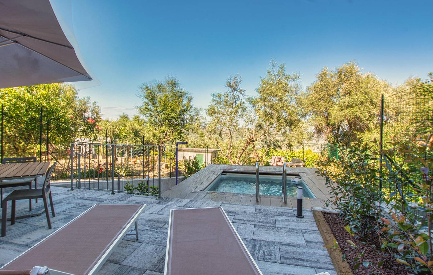 Ganze Ferienwohnung, Paradies mit Meerblick und Pool, 2 km zum Strand von Baia delle Vele in Costarainera, Riviera di Ponente