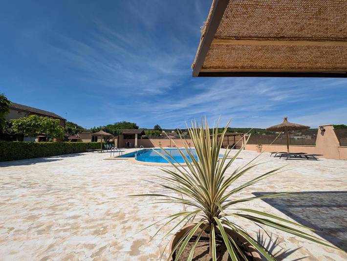Gîte pour 4 personnes, avec Terrasse ainsi que Piscine et Vue à Goudargues