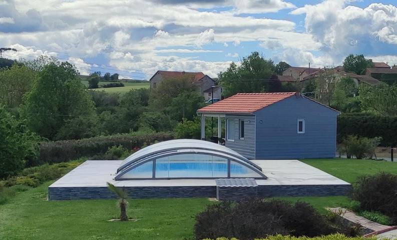 Gîte pour 4 personnes, avec terrasse ainsi que piscine et vue à Saint-Beauzire
