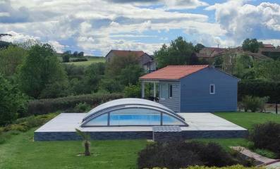 Gîte pour 4 personnes, avec vue ainsi que terrasse et piscine à Saint-Beauzire