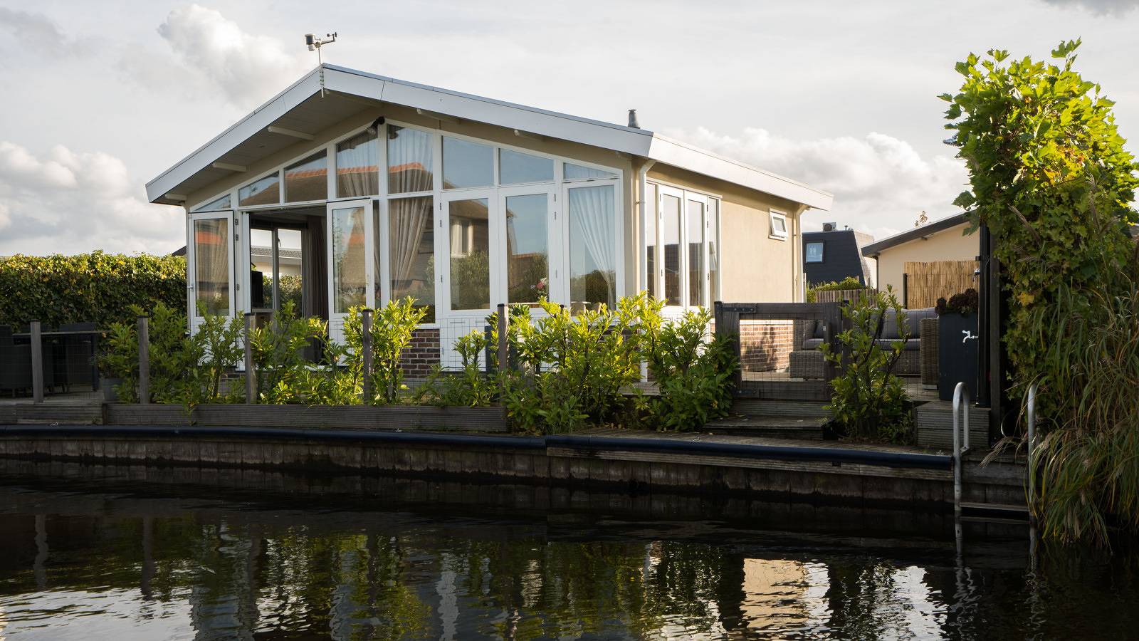 Sfeervolle 4-persoons watervilla met terras aan de Loosdrechtse Plassen in Breukelen in Breukelen, Groene Hart