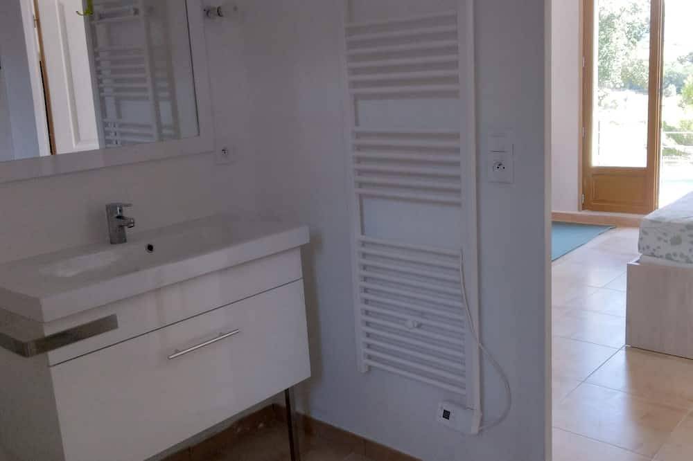 House with heated pool near the Gorges du Verdon. in Baudinard-sur-Verdon, Brignoles region