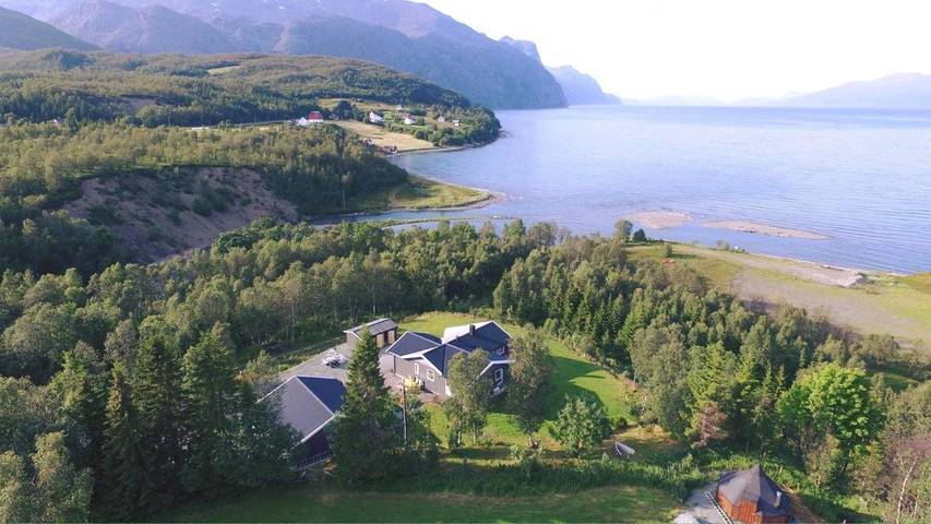 Ferienhaus für 8 Personen, mit Seeblick und Ausblick sowie Garten in Lyngen