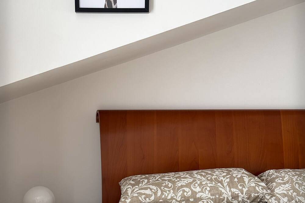 Appartement entier, Family-friendly apartment 4 km from the airport and a 20-minute train ride from Roma Termini in Ciampino, Parco Regionale dei Castelli Romani