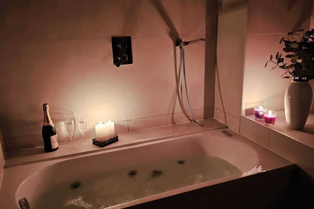 Charming and atypical castle located in town with a green park and swimming pool! in Villeurbanne, Rhône