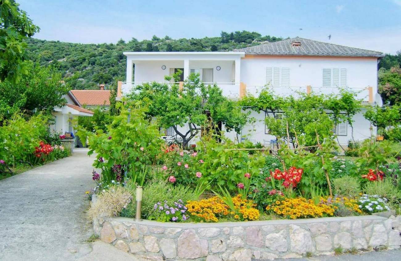 Ganze Wohnung, 2-Zimmer-Ferienwohnung mit Terrasse und Meerblick Barbat, Rab A-22053-a in Barbat na Rabu, Rab