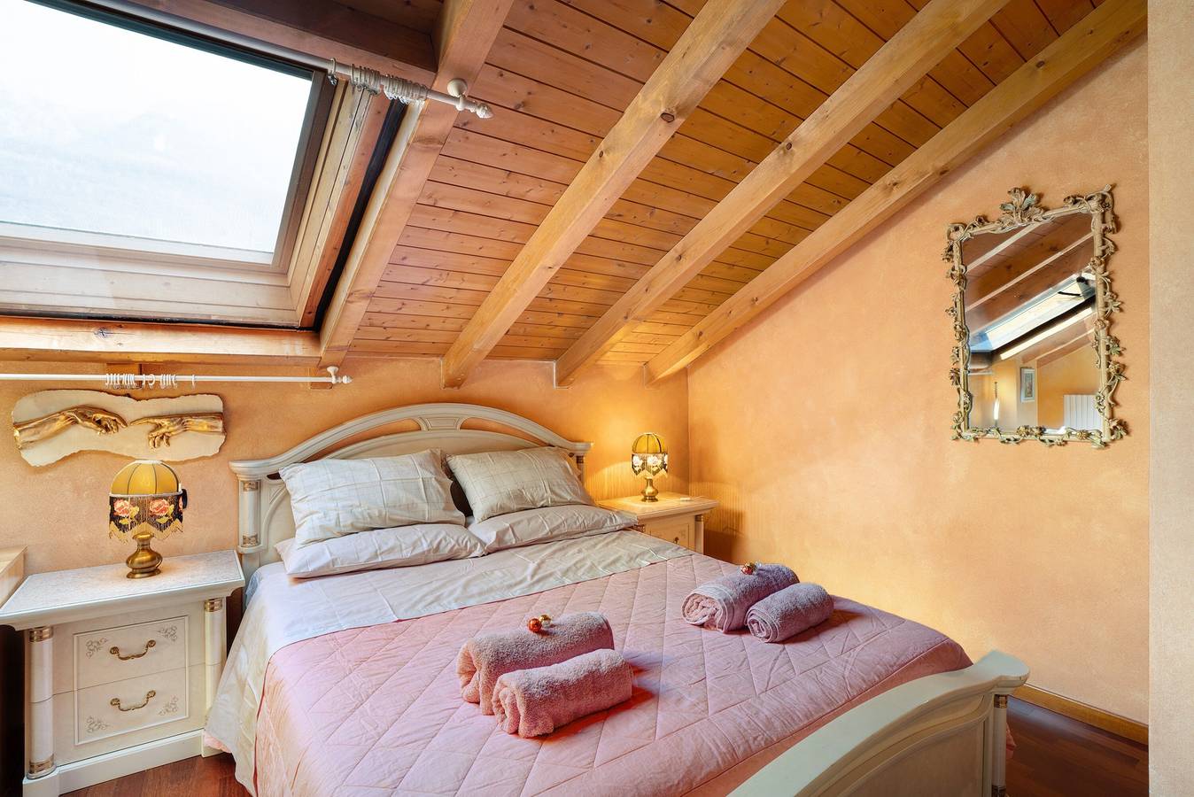Apartamento inteiro, Apartamento 'Yellow House' com vista para o lago, varanda privada e Wi-Fi in Omegna, Lago Orta