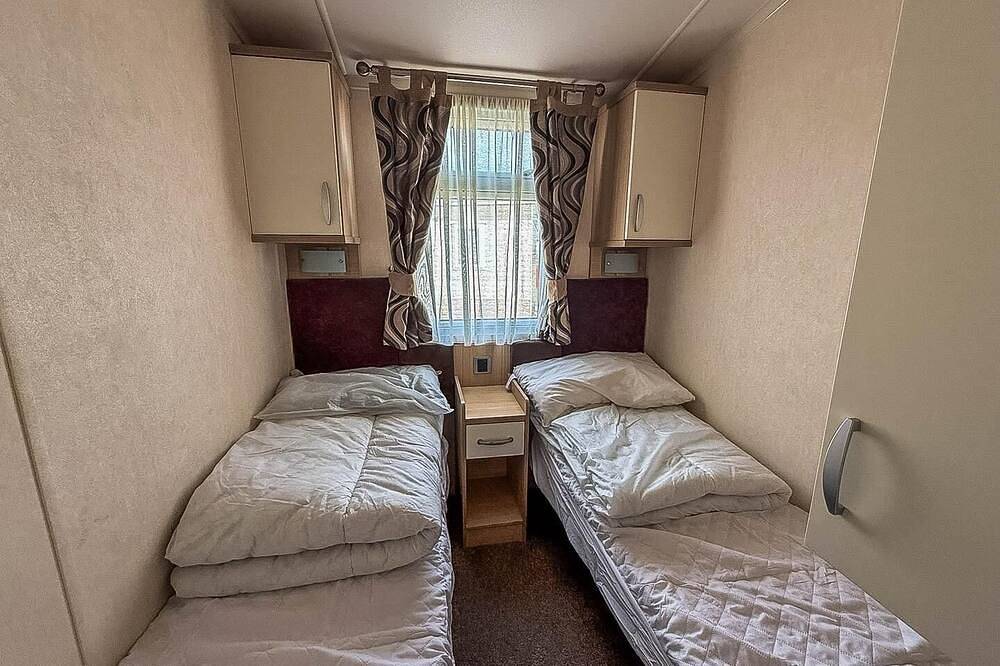Lovely caravan with spacious decking at North Denes in Suffolk, in Lowestoft, Sunrise Coast