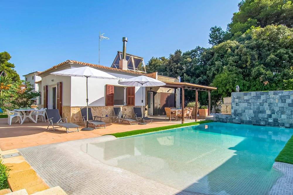 Wunderschönes Haus in Canyamel mit privatem Swimmingpool, der sowohl drinnen. in Canyamel, Capdepera