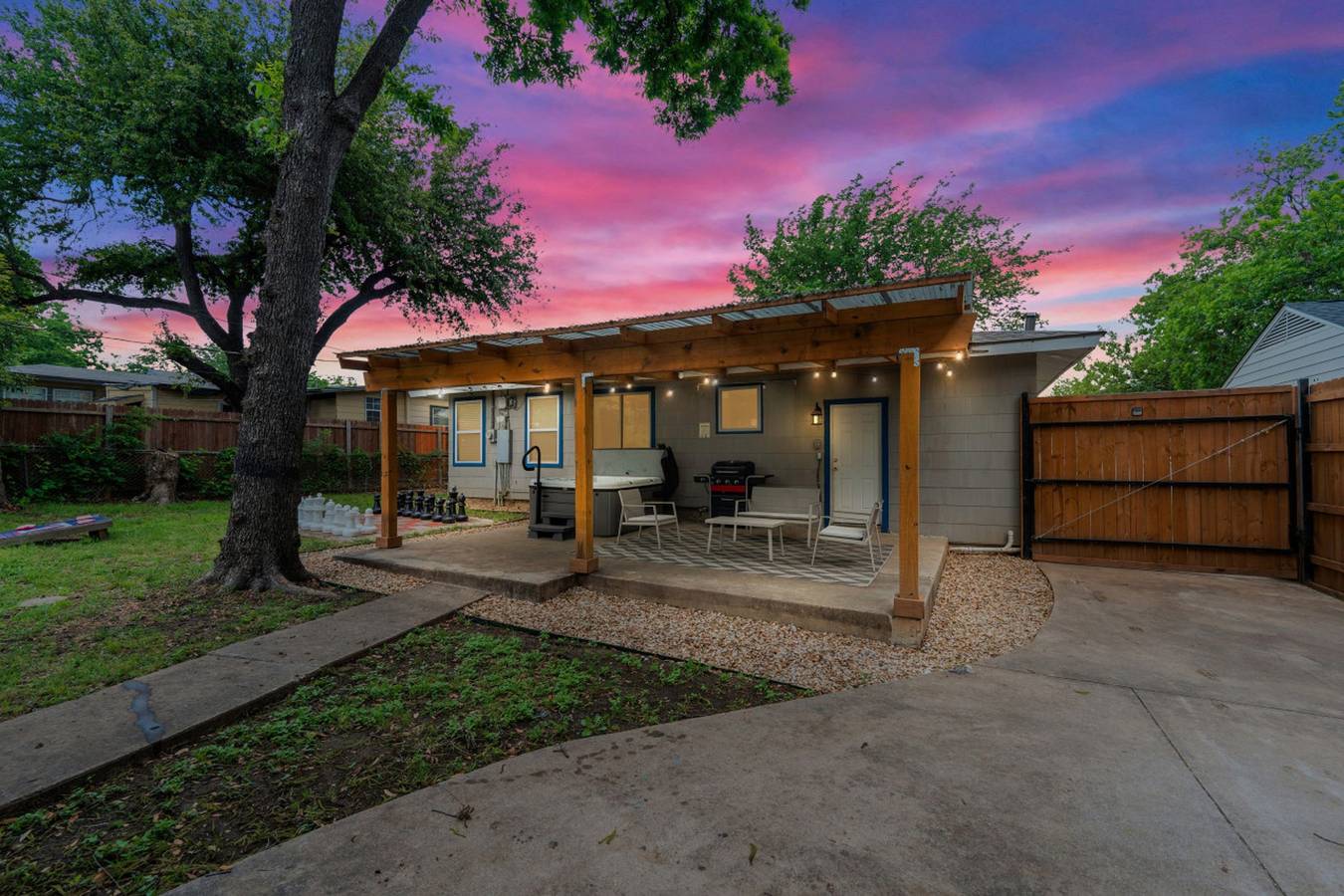 Rare Exclusive Retreat |Private Hot Tub | King Bed in Arlington, Tarrant County