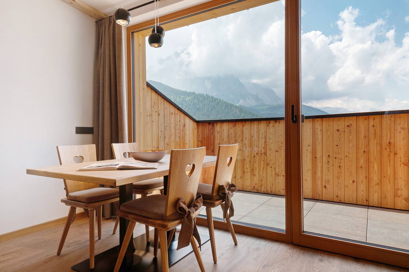 Entire apartment, Apartment 'Lat' with Mountain View, Shared Garden and Wi-Fi in Daunei, Wolkenstein