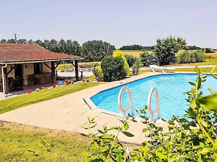 Location de vacances pour 6 personnes, avec Terrasse ainsi que Jardin et Piscine en Charente - 2