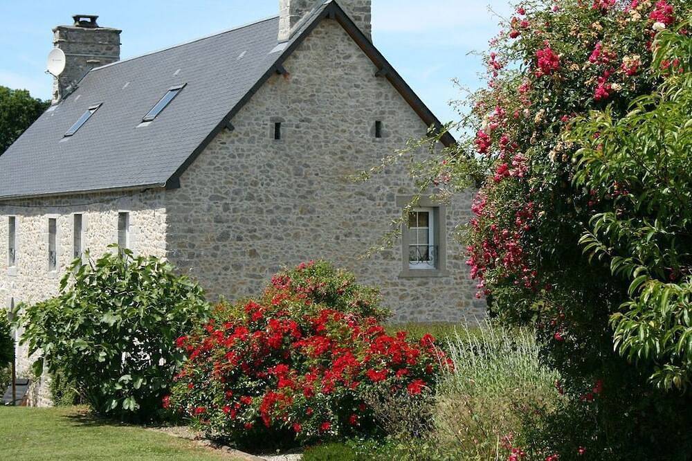 Old farmhouse in Montchaton Orval sur sienne near Mont Saint Michel in Montchaton, Coutances und Umgebung